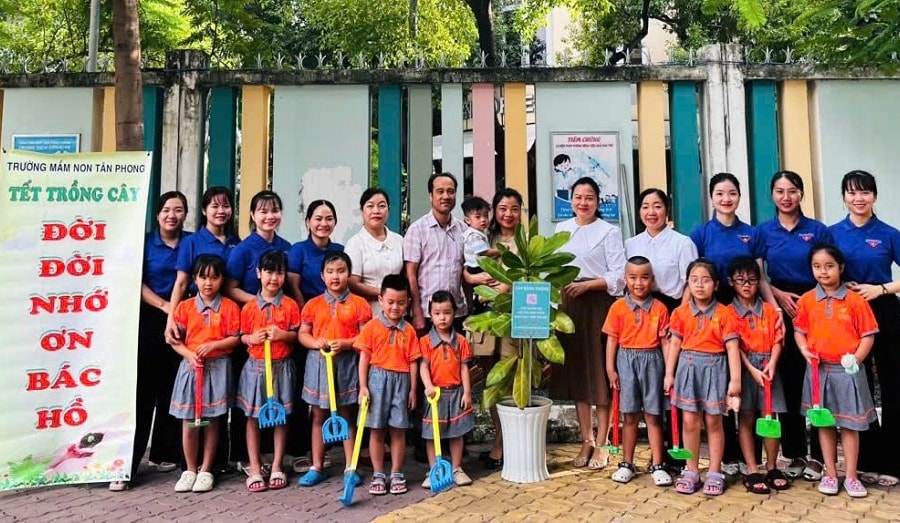 Trường Sa với các em nhỏ Trường mầm non Tân Phong