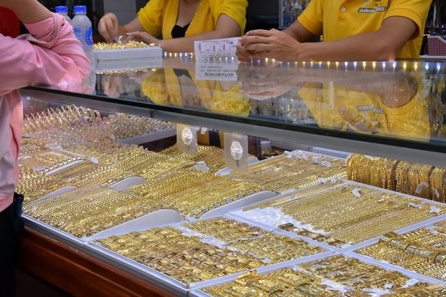 Lệch pha thế giới, vàng trong nước đứng giá