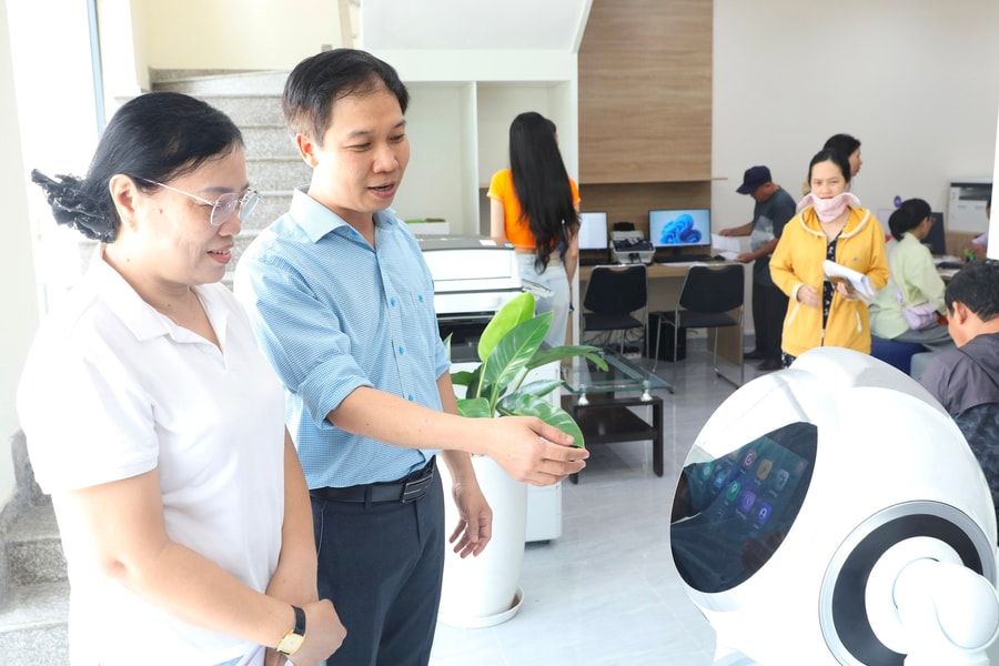 Thích thú xem robot AI 'tiếp dân' ở phường An Khánh, TP.HCM