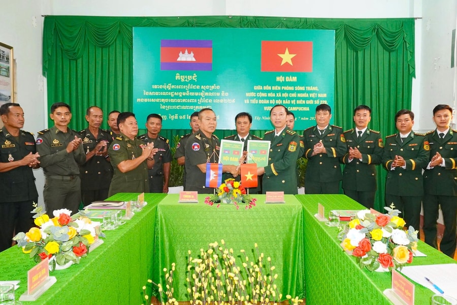 Đồn Biên phòng Sông Trăng hội đàm với đơn vị bảo vệ biên giới Campuchia