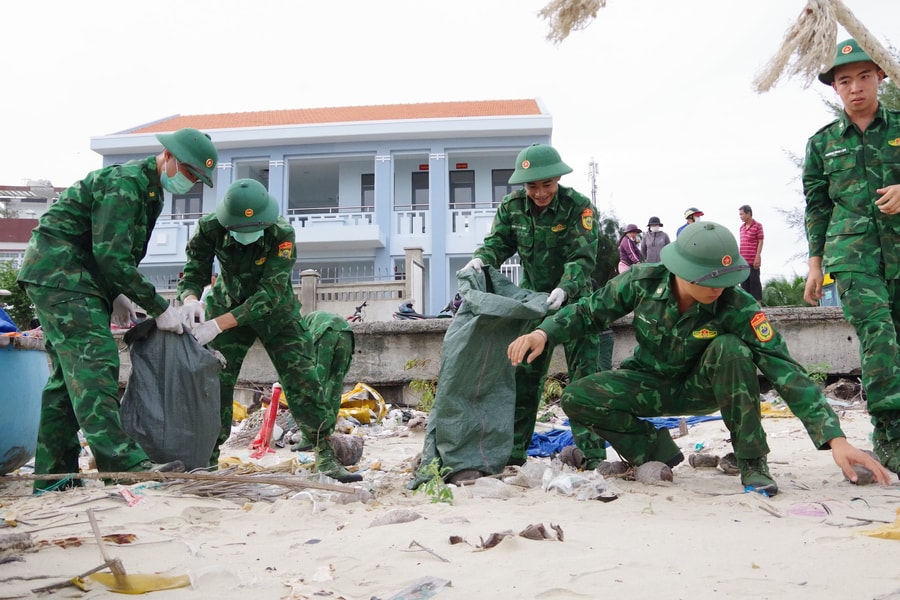 Đồn Biên phòng Phước Tỉnh phối hợp thu gom khoảng 3 tấn rác thải