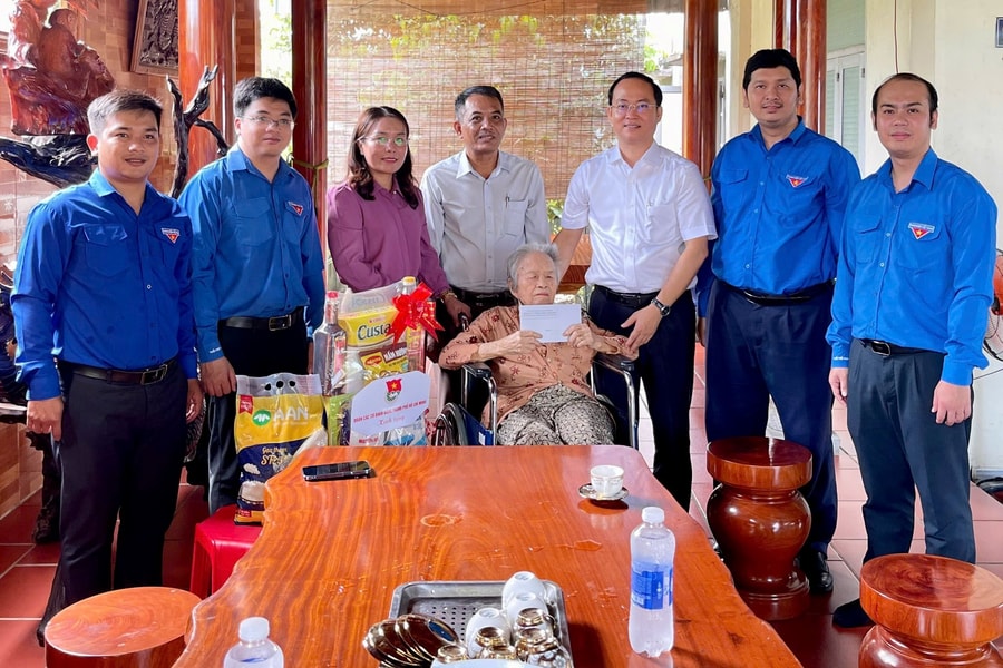 Tri ân và giáo dục truyền thống nhân kỷ niệm 78 năm Ngày Thương binh - Liệt sĩ