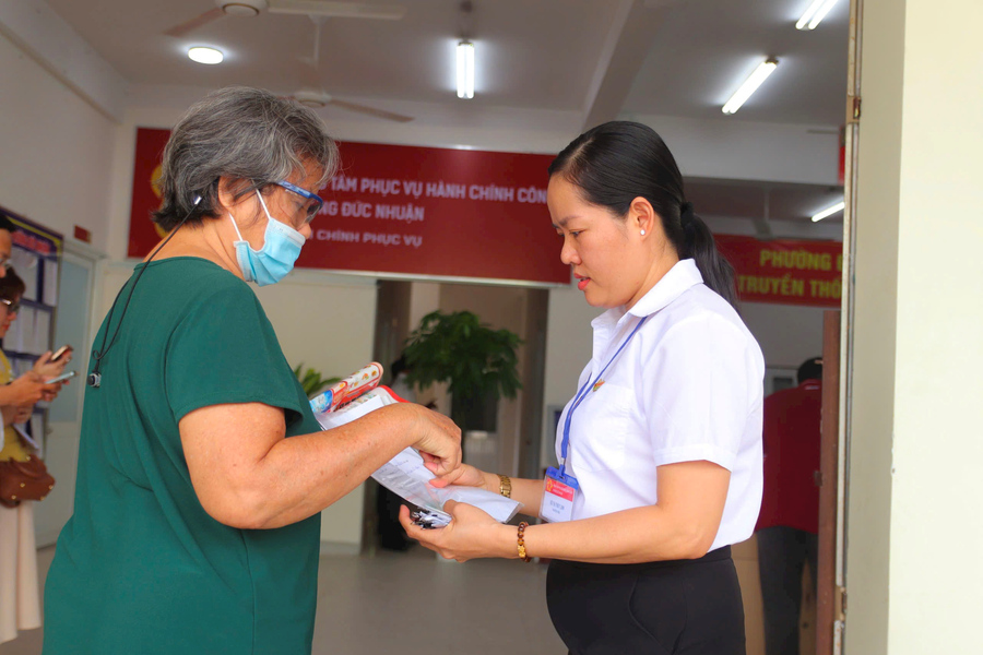 Cán bộ làm việc vượt 100% công suất để phục vụ người dân sau sáp nhập