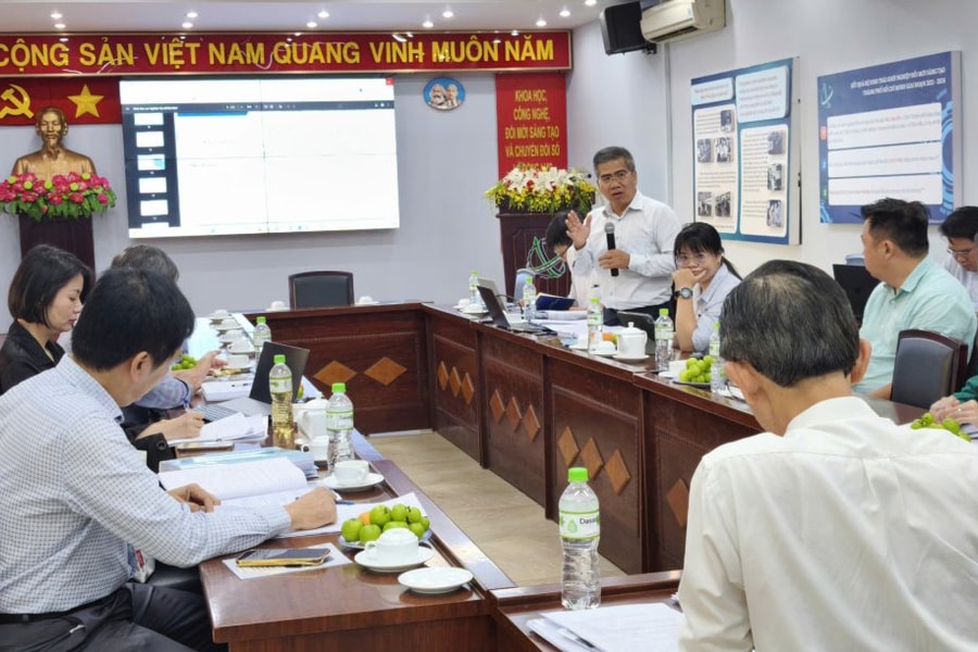 Kích thích hoạt động khoa học công nghệ bằng chi tiêu công