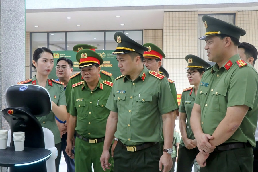Công an TP.HCM đẩy mạnh chuyển đổi số, ra mắt mô hình robot tiếp dân