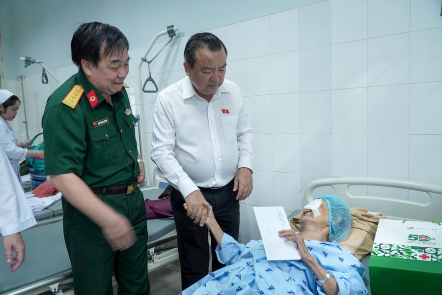 “Rạng ngời đôi mắt Việt Nam" mang ánh sáng đến với người dân tỉnh Tây Ninh