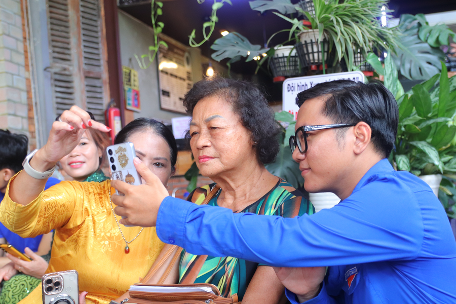 Uống cà phê nghe chuyển đổi số
