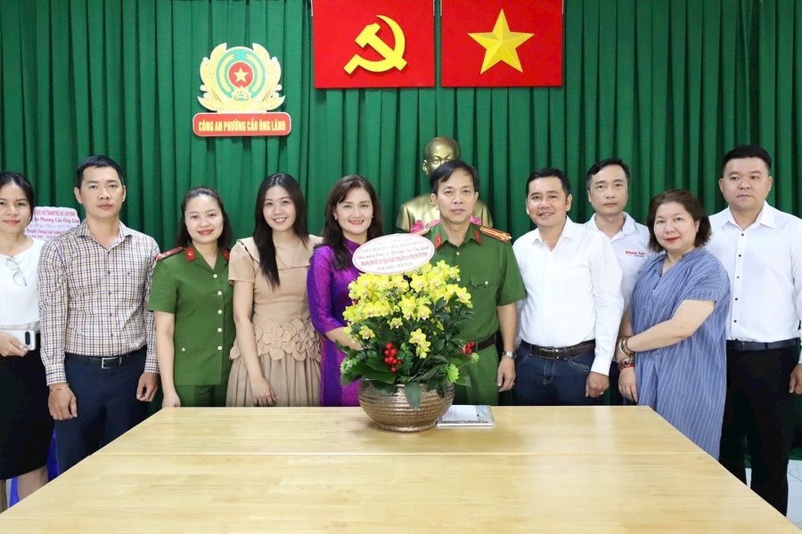 Tạp chí Khoa học phổ thông thăm và chúc mừng Công an phường Cầu Ông Lãnh, TP.HCM