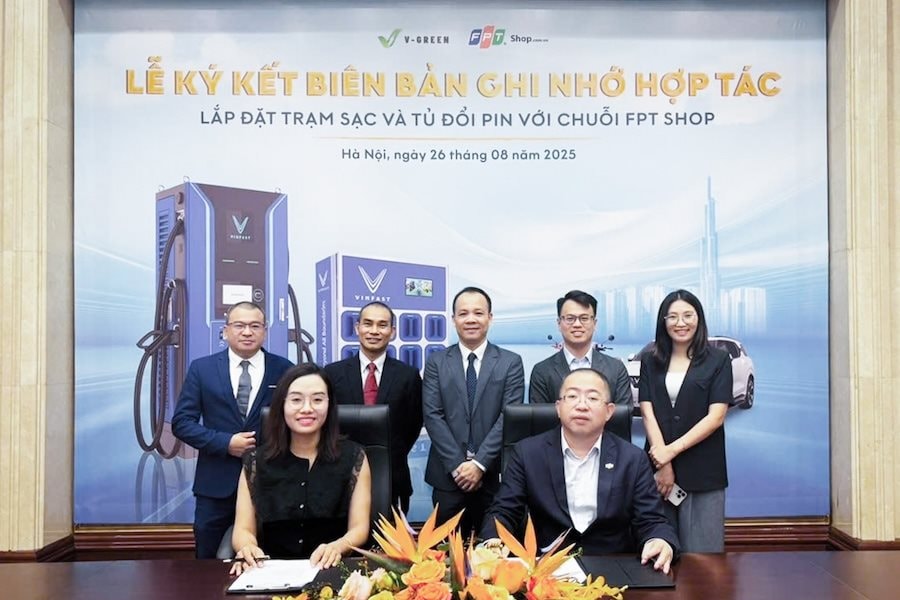 V-Green và FPT Retail hợp tác triển khai hàng nghìn điểm sạc ô tô điện, đổi pin xe máy điện