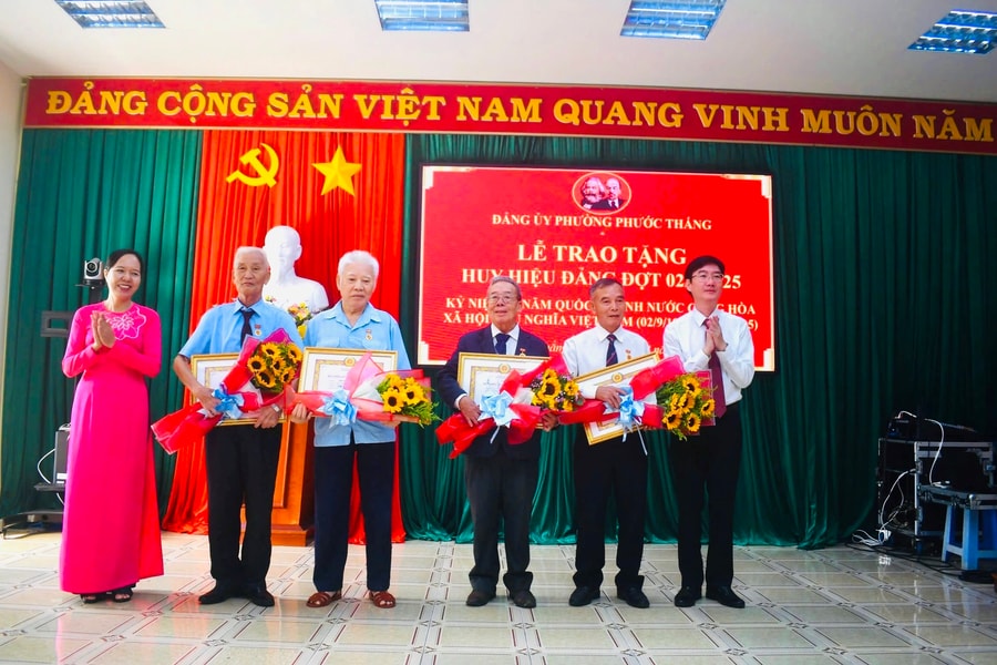Đảng ủy phường Phước Thắng trao Huy hiệu Đảng cho 40 đảng viên