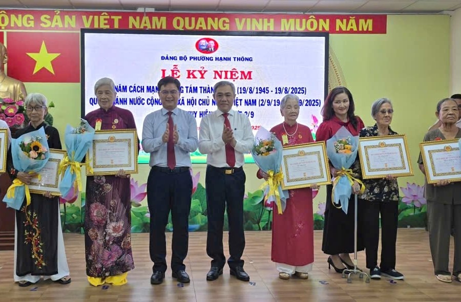 Phường Hạnh Thông trao huy hiệu Đảng cho 116 Đảng viên