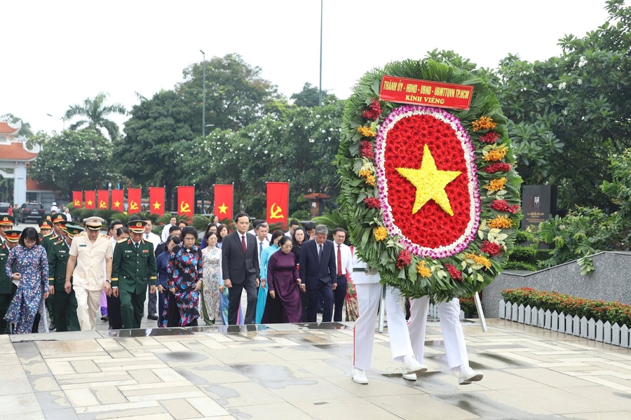 Lãnh đạo TP.HCM dâng hương tưởng nhớ Anh hùng Liệt sĩ, các Mẹ Việt Nam Anh hùng