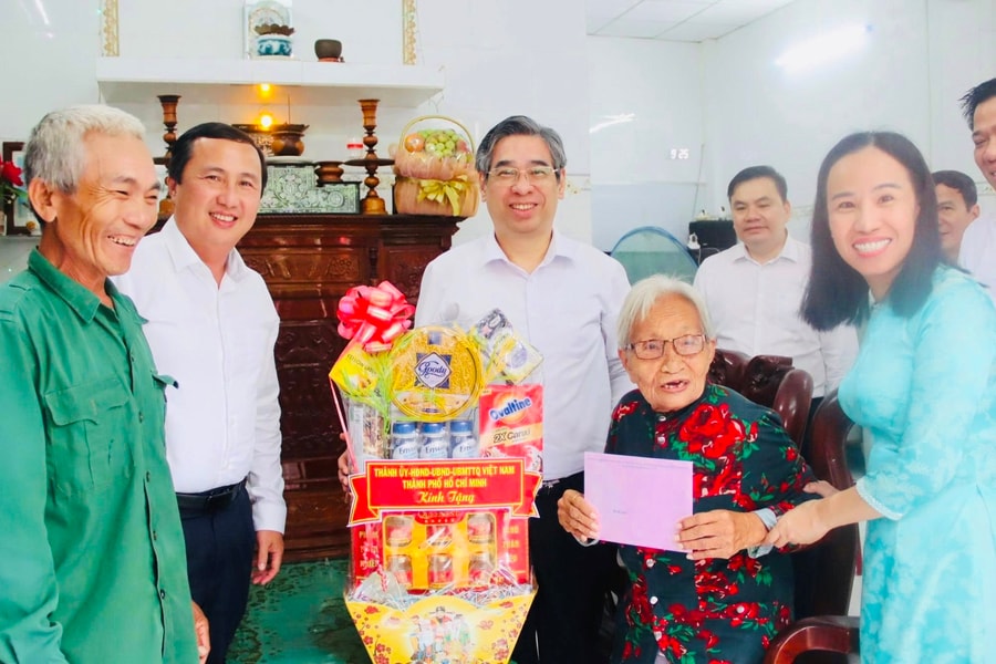 Phó Bí thư Thành Ủy TP.HCM tặng quà Mẹ Việt Nam Anh hùng Bùi Thị Đay