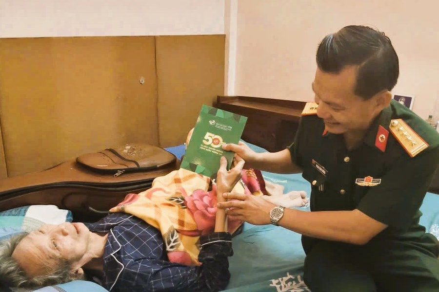 Lãnh đạo Bệnh viện Quân y 175 thăm nhạc sĩ Thế Hiển nhân dịp Quốc khánh 2/9
