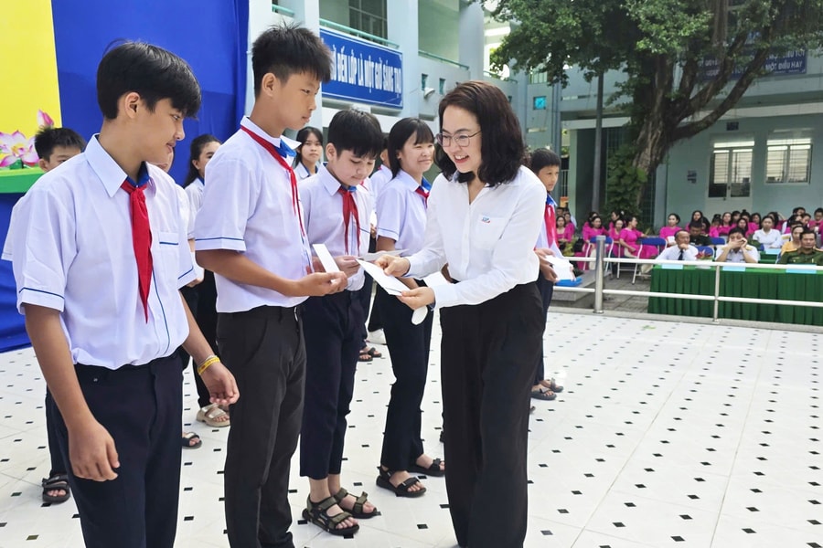 Trao 100 triệu đồng tiền học bổng cho học sinh nghèo xã Long Sơn, TP HCM