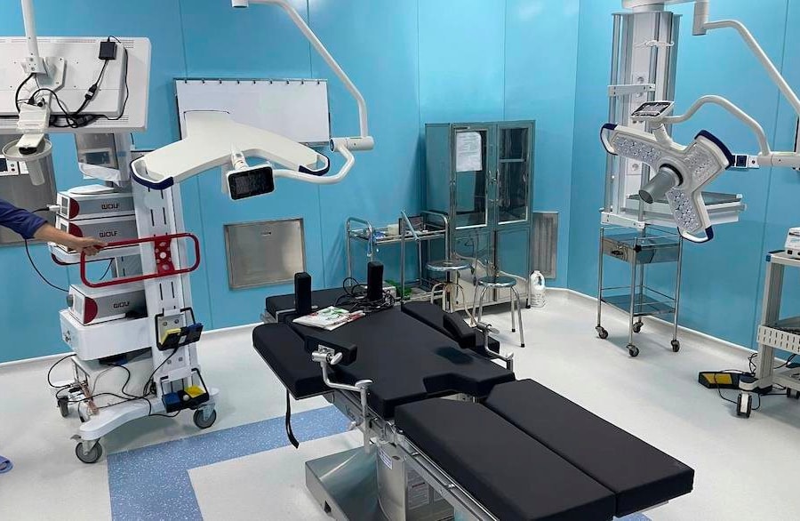 Bác sĩ ngoại khoa TP.HCM trực tiếp phẫu thuật nội soi cấp cứu đầu tiên tại Côn Đảo