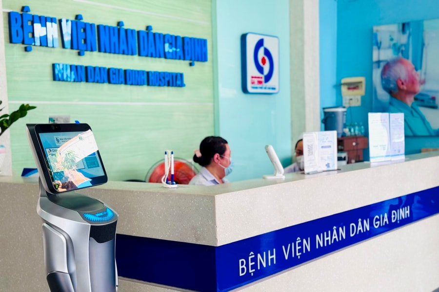 Bệnh viện Nhân dân Gia Định tiên phong ứng dụng robot tiếp đón bệnh nhân