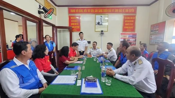 Đoàn công tác TP.HCM thăm cán bộ, chiến sĩ ở vùng biển Tây Nam