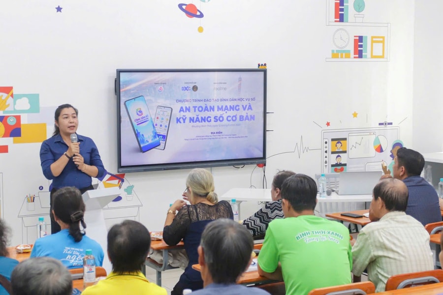 Học viên cao tuổi đi 'xóa mù số', được tặng cả smartphone