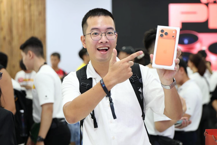 Xếp hàng xuyên đêm, chờ hơn 8 tiếng đợi mua iPhone 17