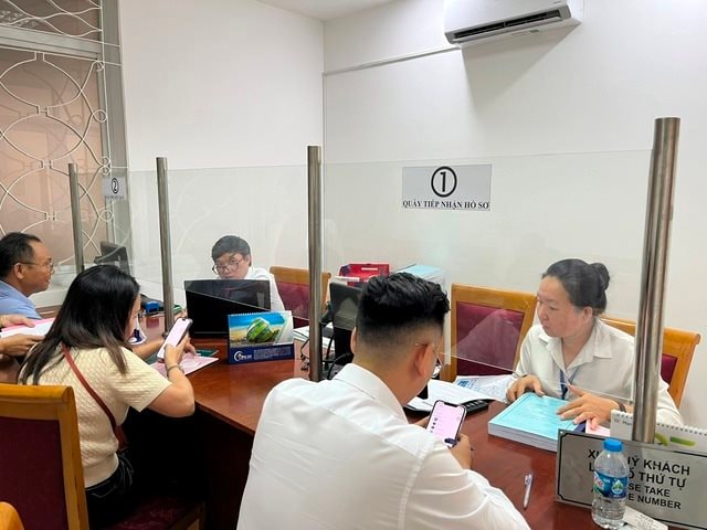 Hơn 200 viên chức hỗ trợ UBND phường, xã TP.HCM trong công tác đăng ký đất đai