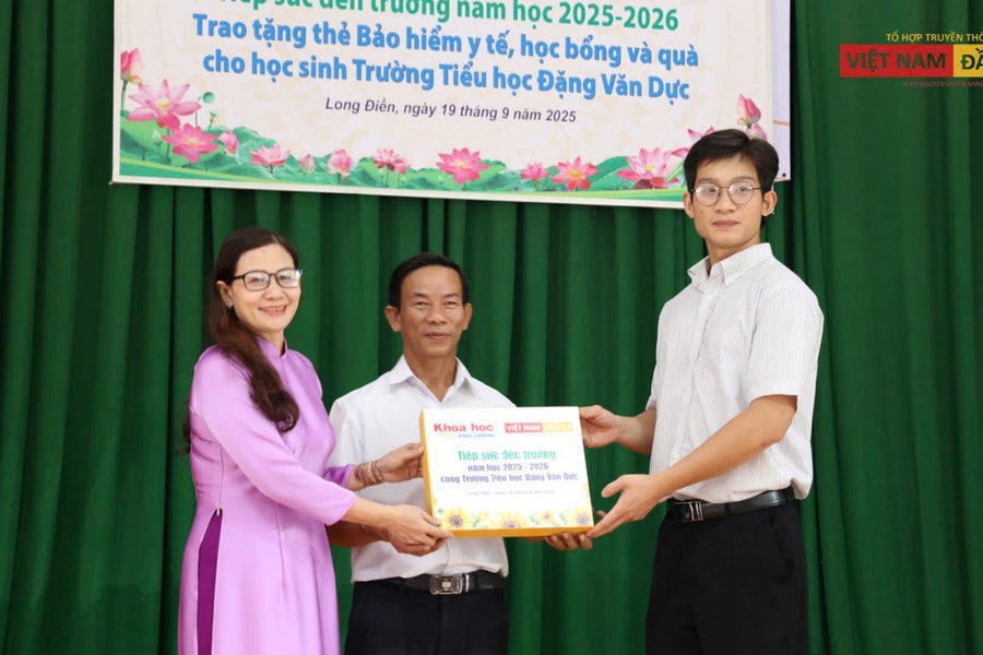 Tổ hợp Truyền thông Việt Nam Đầu Tư trao tặng hơn 50 thẻ BHYT tiếp sức học sinh đến trường