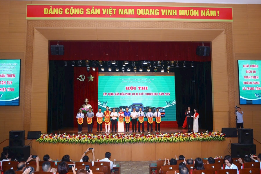 Tiếp tục xây dựng văn hóa phục vụ xe buýt, thực hiện tốt chuyển đổi xanh, chuyển đổi số
