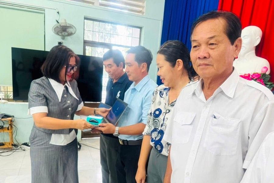 Tặng 9 máy tính cho các thôn ở xã Long Sơn