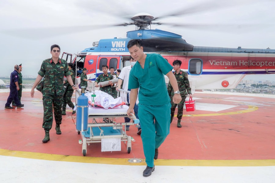 Cấp cứu đường không vượt bão đưa bệnh nhân bị chấn thương nặng từ đảo Thuyền Chài về đất liền