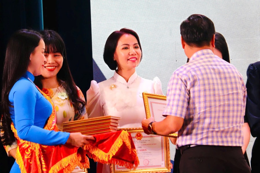 Trung tâm ngoại ngữ Hoàng Việt 6 năm liền nhận bằng khen từ Sở GD&ĐT TP.HCM