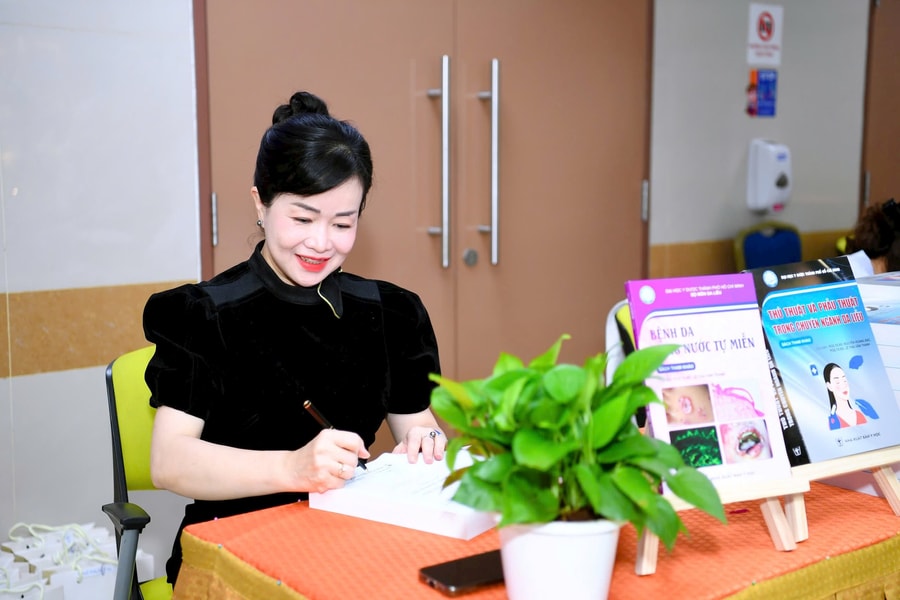 Ra mắt hai ấn phẩm chuyên sâu ngành da liễu