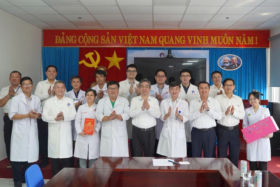Phó Bí thư Thành ủy TP.HCM Nguyễn Phước Lộc thăm các bác sĩ tăng cường ra Côn Đảo