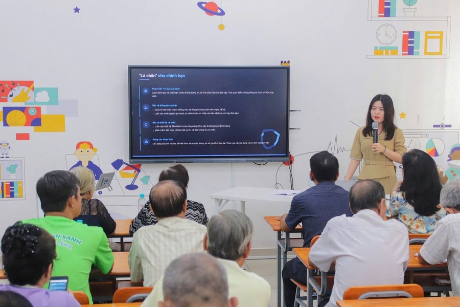 “Bình dân học vụ số” cho người cao tuổi: Kiến tạo nền tảng công dân số vững chắc