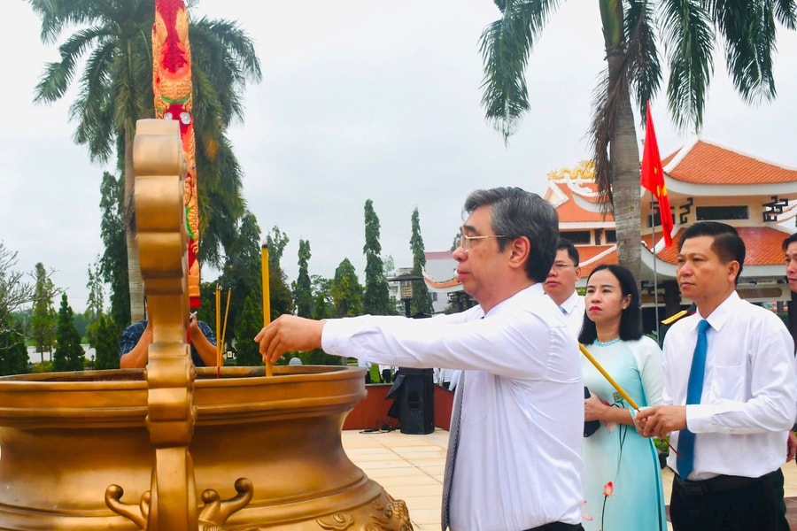 Phó Bí thư Thành ủy TP.HCM Nguyễn Phước Lộc dâng hương tại Nghĩa trang liệt sĩ Bà Rịa-Vũng Tàu
