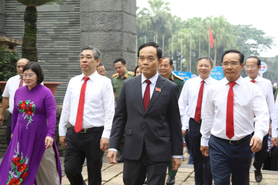 Đoàn đại biểu Đại hội Đảng bộ TP.HCM lần thứ I dâng hương tưởng nhớ tiền nhân