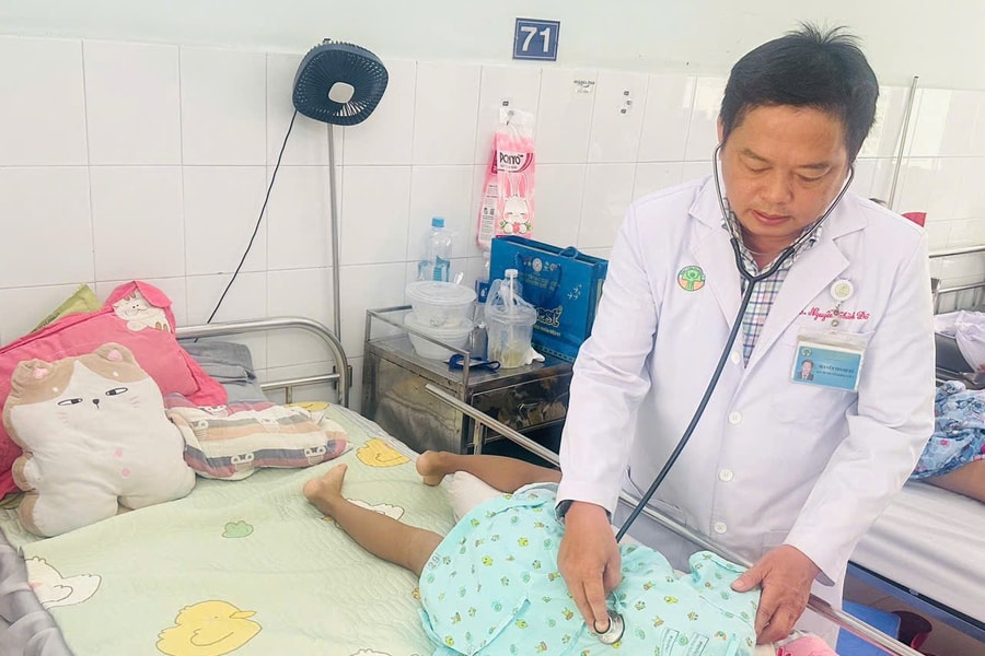 Té ngã do trượt patin 2 năm trước, bé gái suýt bị liệt chân