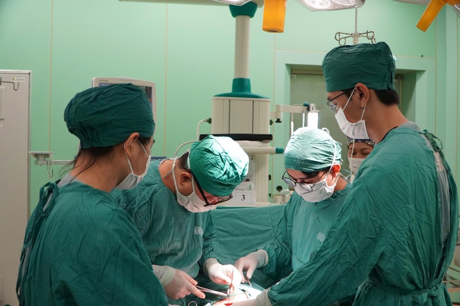 Bác sĩ cắt 5m ruột non hoại tử cứu sống bệnh nhân