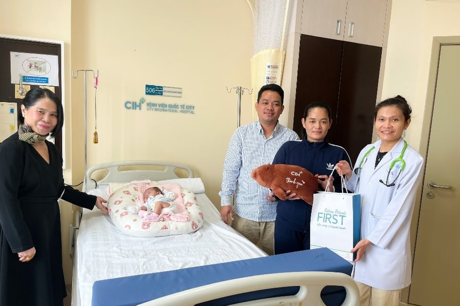 Phẫu thuật thành công cho bé sơ sinh bị thoát vị tủy mỡ kèm đảo ngược phủ tạng hiếm gặp