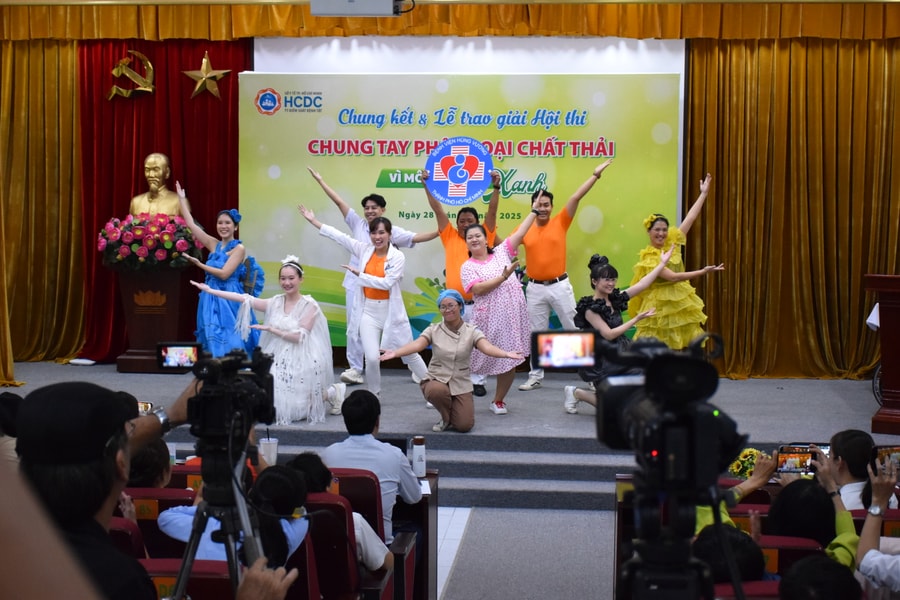 Các bác sĩ chung tay phân loại rác thải vì môi trường xanh