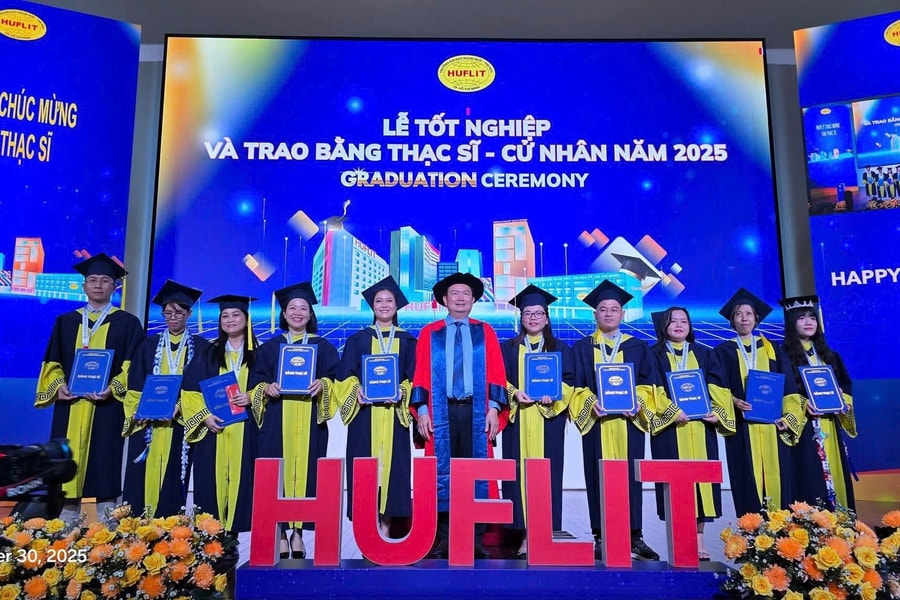 Hiệu trưởng HUFLIT nhắn gửi tân khoa: “Thành công không dành cho người hoàn hảo, mà dành cho người kiên cường”