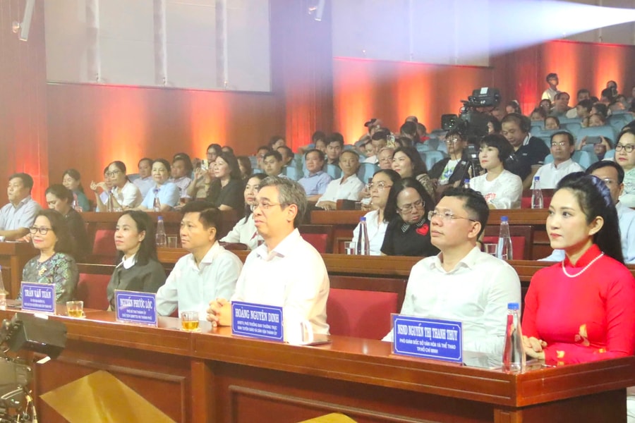 Xúc động chương trình nghệ thuật “Viễn Châu- Lời thương trên phím đàn”