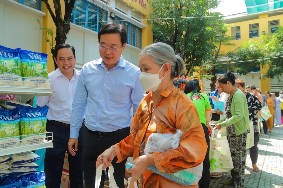 Ông Lê Quốc Phong dự ngày hội Đại đoàn kết phường Bình Phú