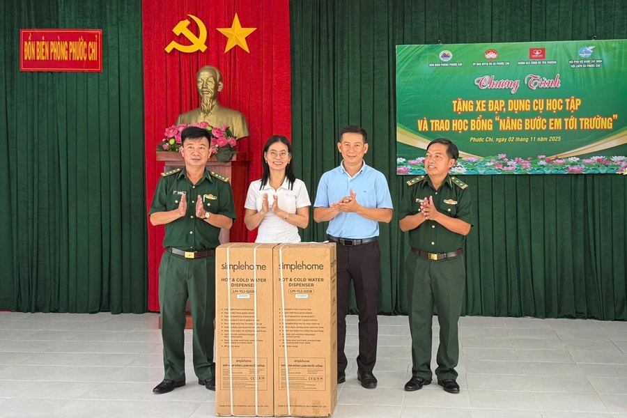 Đồn Biên phòng Phước Chỉ phối hợp trao xe đạp cho học sinh nghèo vùng biên