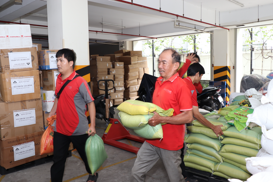 TP.HCM chuyển 30 tấn hàng hỗ trợ đồng bào vùng bão, lũ miền Trung