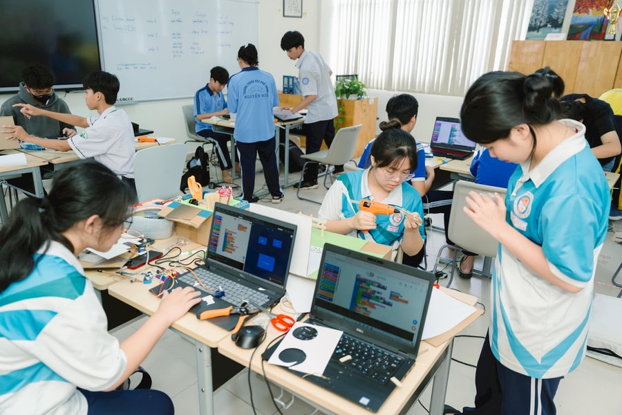 Học sinh THPT TP.HCM chinh phục thử thách cùng AI