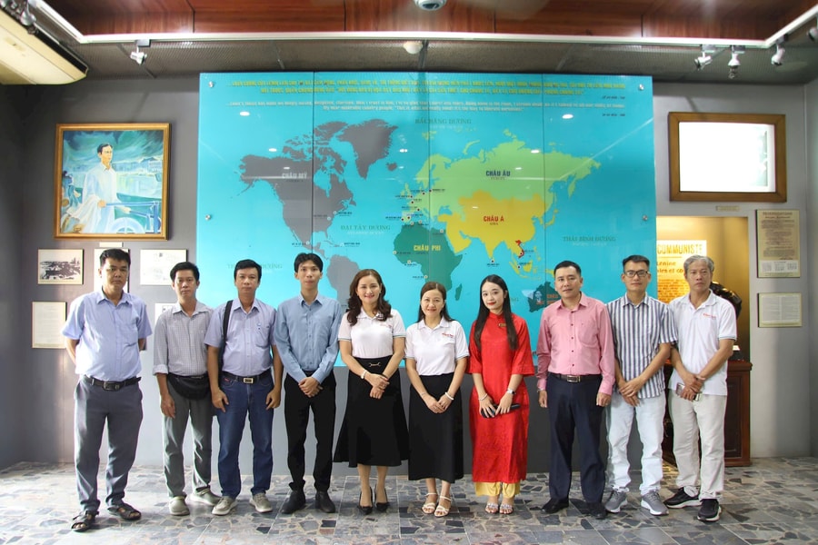 Chi bộ Tạp chí Khoa học phổ thông sinh hoạt chuyên đề tại Bảo tàng Hồ Chí Minh