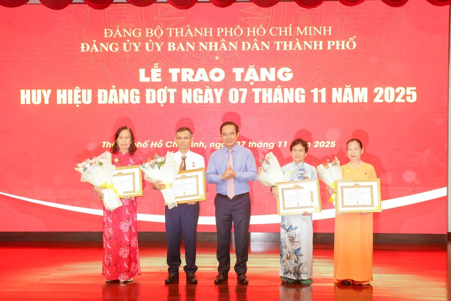 Đảng ủy UBND TP.HCM trao Huy hiệu Đảng cho 32 đảng viên