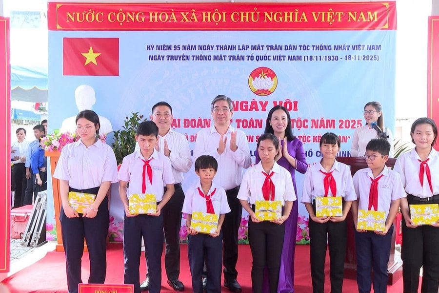 Phó Bí thư Thành ủy TP.HCM Nguyễn Phước Lộc dự Ngày hội Đại đoàn kết toàn dân tộc tại Phước Hải và Long Hải
