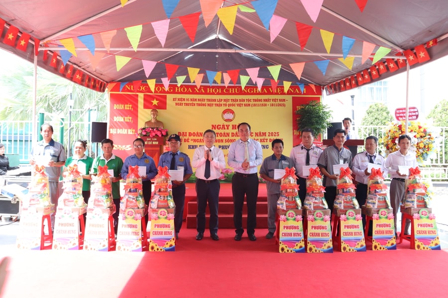 Lãnh đạo TP.HCM trao quà cho hộ gia đình khó khăn phường Chánh Hưng