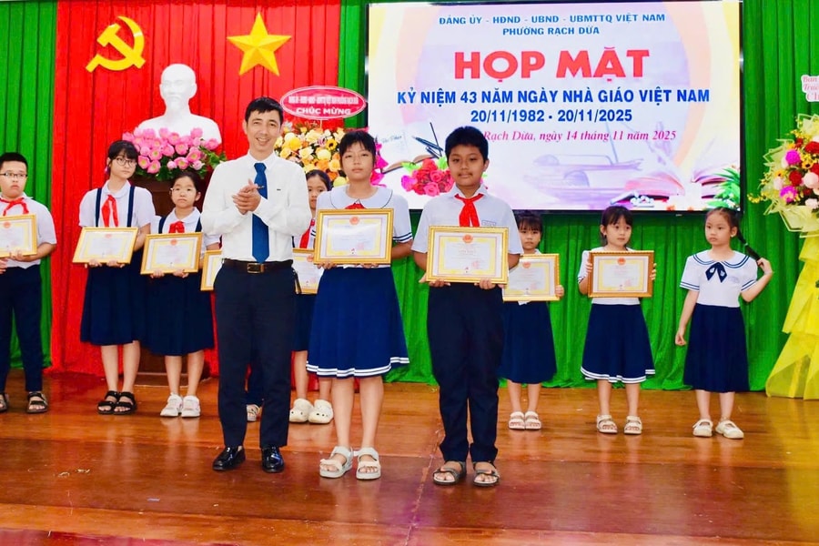 Trao giải cuộc thi về "Người thầy trong tôi"